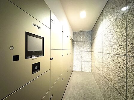 集合ポストと宅配ボックスのある共用スペースです