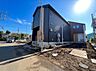 外観：建物外観と整備中の敷地