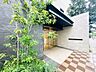 エントランス：植栽がある落ち着いた印象の建物入口です