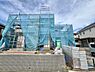 外観：建築中の戸建て住宅外壁工事用の足場と養生シートがある