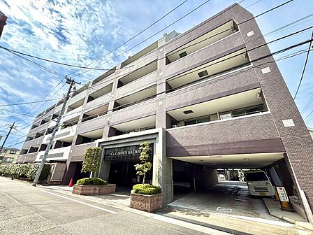 多階建ての集合住宅の外観写真です