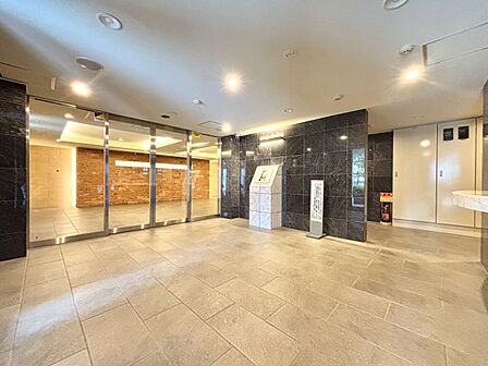 ホテルのような高級感のあるマンションエントランス