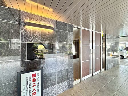 石張りの壁が特徴のマンションエントランスです