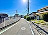周辺：住宅街の周辺環境、歩道と道路の様子が確認できます