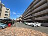 駐車場：建物横の駐車場スペースと周辺の住宅