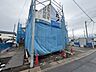 外観：建築中の建物を覆う青い防護シート