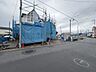 周辺：建築中の建物が見える前面道路