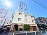 外観：建物外観と前面道路の様子