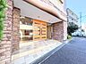 エントランス：石張りの外壁と木製扉のエントランス