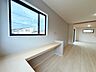 洋室：窓とカウンター収納のある洋室