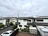 バルコニー：住宅外観と周辺の街並み