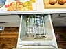 キッチン：キッチン下部に設置された食器洗い乾燥機