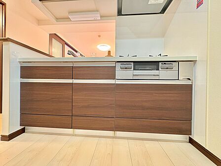 収納扉付きのシンプルなキッチン空間です
