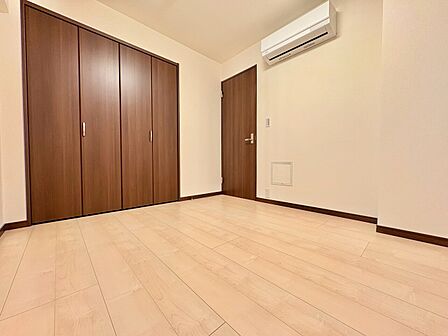クローゼット付きのシンプルな洋室