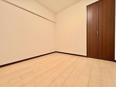 シンプルな木目床とクローゼットのある洋室です