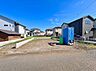 周辺：住宅街の一角にある更地と青い設備