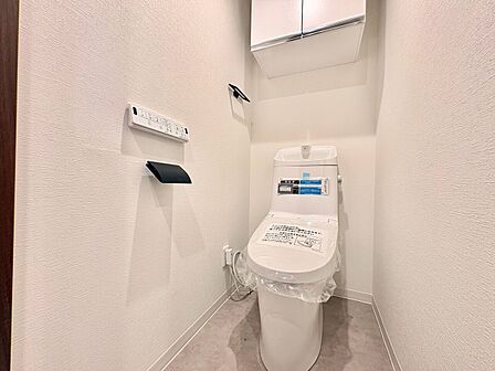 清潔感あるトイレ空間、温水洗浄便座付きです