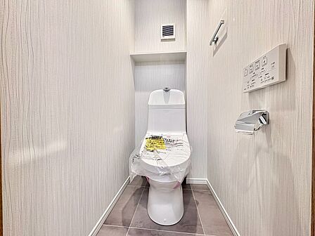 シンプルなデザインのトイレ空間です