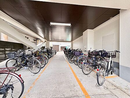 屋根付き駐輪場がある集合住宅の自転車置き場