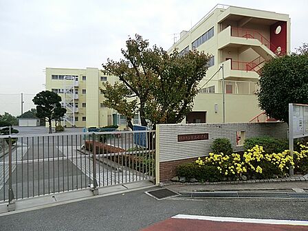 横浜市立上山小学校　距離約600m