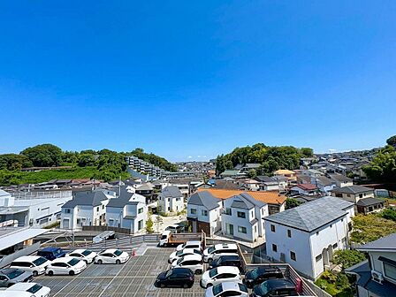 住宅街と駐車場が見える晴天の眺望です
