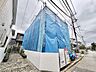 外観：青いシートで覆われた建築中の建物
