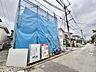 外観：建築中の建物と前面道路の様子