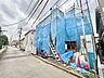 外観：建築中の建物と前面道路
