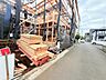 外観：建築中の建物と前面道路