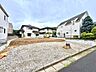 外観：住宅地内の更地、周囲に戸建てが並ぶ静かな環境です