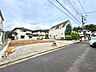 外観：住宅街にある更地の土地、周囲に家並みが見える