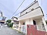 外観：白い外壁の2階建て住宅と前面道路