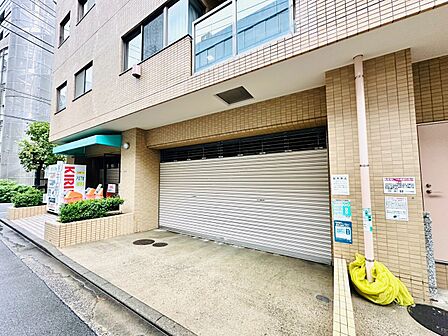 建物外観とシャッター付き車庫