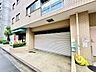 外観：建物外観とシャッター付き車庫