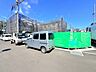 駐車場：建物前の駐車スペースと周辺の山並み