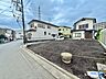 外観：道路沿いの戸建て住宅と隣接する更地