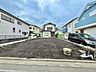 外観：建物に囲まれた更地の敷地