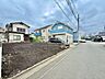 周辺：住宅地の前面道路と更地