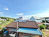 バルコニー：屋根付き住宅と周辺の街並みを望む眺望