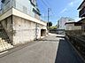 周辺：住宅が並ぶ舗装道路沿いの街並み