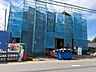 外観：青い養生シートで覆われた建物の外観