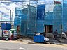 外観：青いシートで覆われた建築中の建物