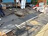 周辺：建物前の舗装された道路と周辺の路面