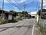 周辺：建物と電柱が並ぶ住宅街の道路