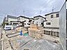 外観：住宅街に面した砂利敷きの敷地