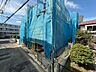 外観：青い養生シートで覆われた建物の外観