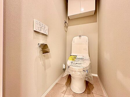 温水洗浄便座付きのトイレ