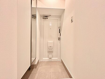 廊下から洗面室方面を見た室内