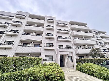 植栽に囲まれた集合住宅の外観