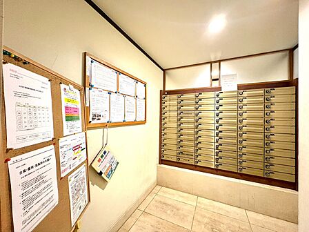 掲示板と集合ポストのあるエントランス